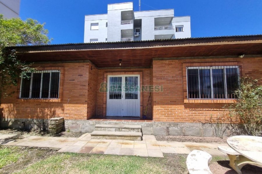Casa Mobiliada com 330m², 3 dormitórios, 2 vagas, no bairro Petrópolis em Caxias do Sul para Alugar