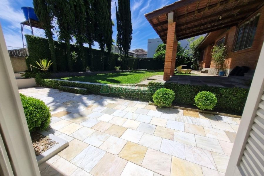 Casa Mobiliada com 330m², 3 dormitórios, 2 vagas, no bairro Petrópolis em Caxias do Sul para Alugar