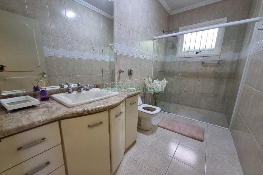 Casa Mobiliada com 330m², 3 dormitórios, 2 vagas, no bairro Petrópolis em Caxias do Sul para Alugar