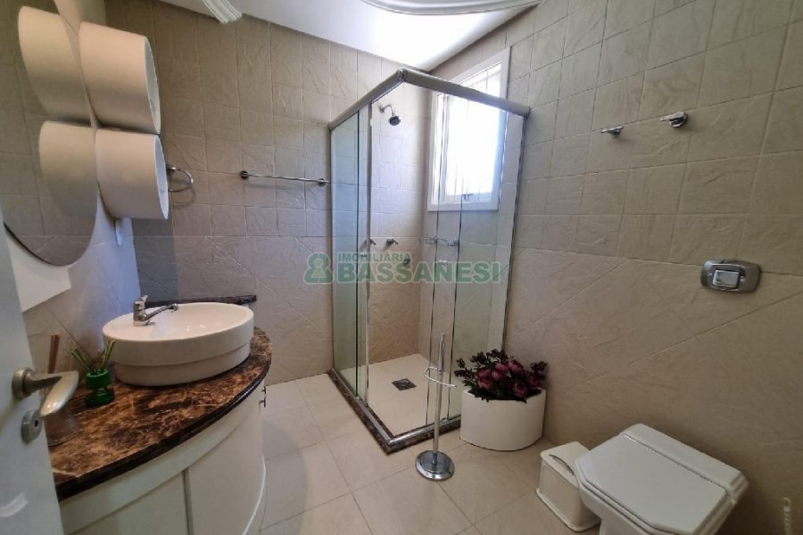 Casa Mobiliada com 330m², 3 dormitórios, 2 vagas, no bairro Petrópolis em Caxias do Sul para Alugar