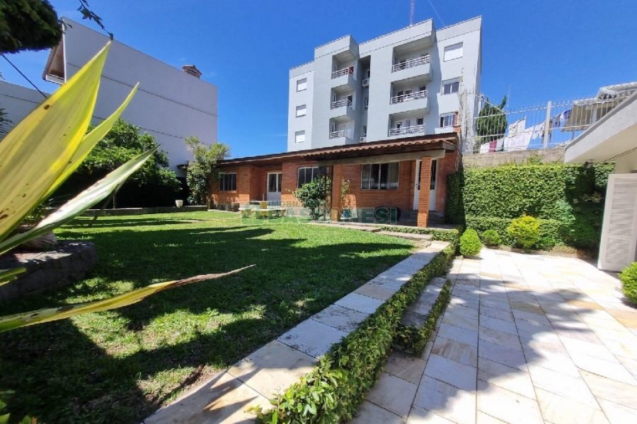 Casa Mobiliada com 330m², 3 dormitórios, 2 vagas, no bairro Petrópolis em Caxias do Sul para Alugar