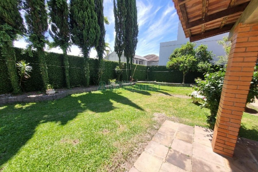 Casa Mobiliada com 330m², 3 dormitórios, 2 vagas, no bairro Petrópolis em Caxias do Sul para Alugar