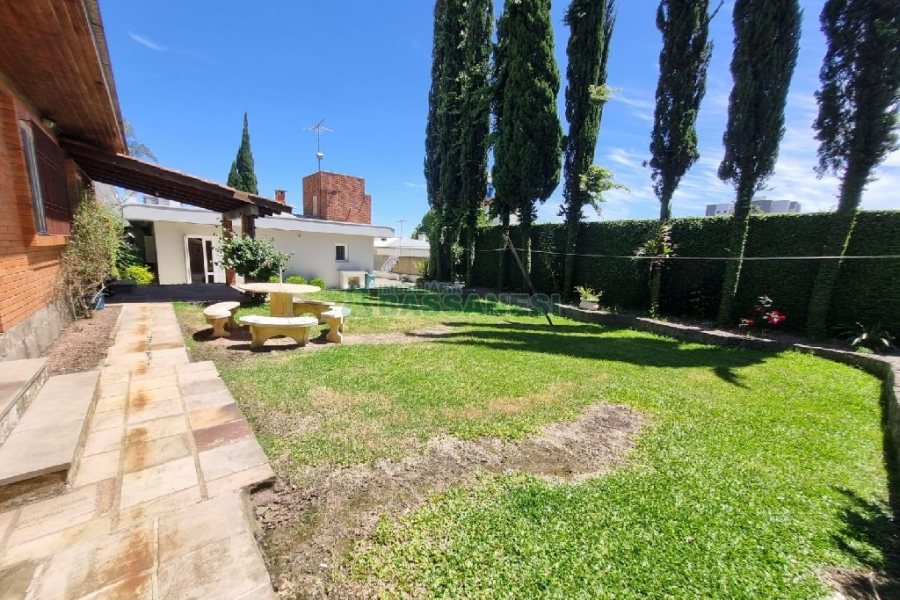 Casa Mobiliada com 330m², 3 dormitórios, 2 vagas, no bairro Petrópolis em Caxias do Sul para Alugar