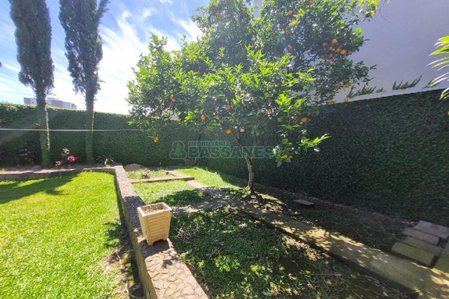 Casa Mobiliada com 330m², 3 dormitórios, 2 vagas, no bairro Petrópolis em Caxias do Sul para Alugar