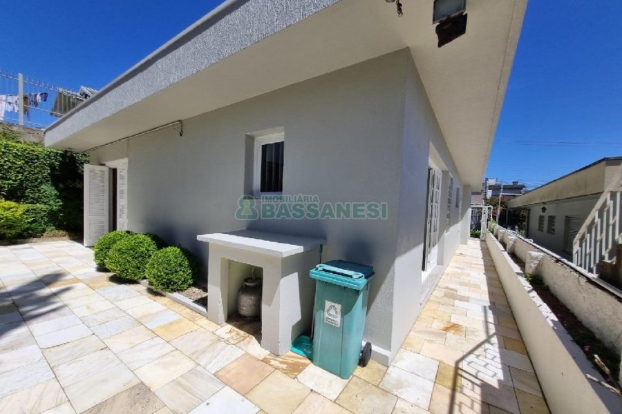 Casa Mobiliada com 330m², 3 dormitórios, 2 vagas, no bairro Petrópolis em Caxias do Sul para Alugar