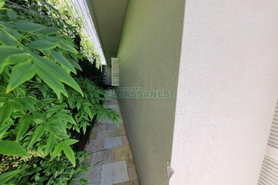 Casa Mobiliada com 330m², 3 dormitórios, 2 vagas, no bairro Petrópolis em Caxias do Sul para Alugar