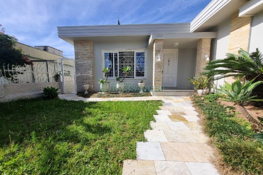 Casa Mobiliada com 330m², 3 dormitórios, 2 vagas, no bairro Petrópolis em Caxias do Sul para Alugar