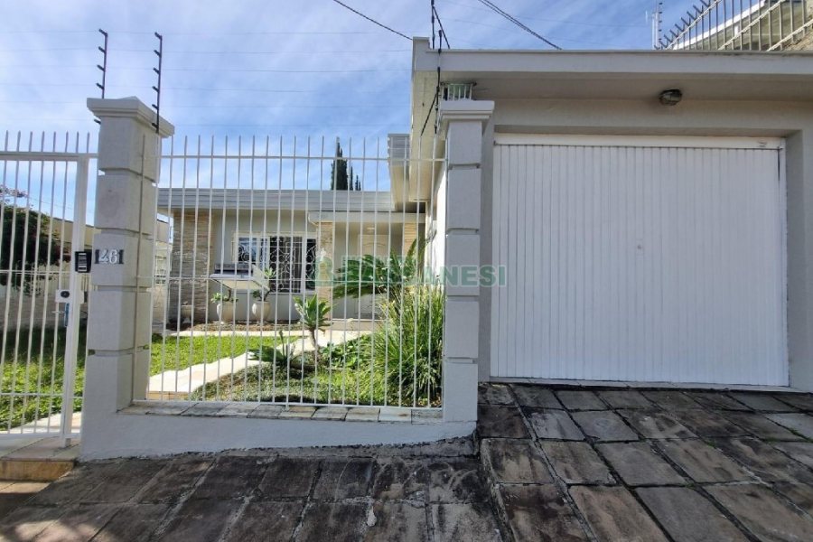 Casa Mobiliada com 330m², 3 dormitórios, 2 vagas, no bairro Petrópolis em Caxias do Sul para Alugar