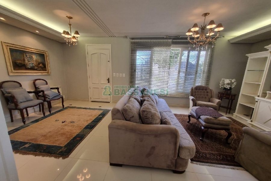 Casa Mobiliada com 330m², 3 dormitórios, 2 vagas, no bairro Petrópolis em Caxias do Sul para Alugar