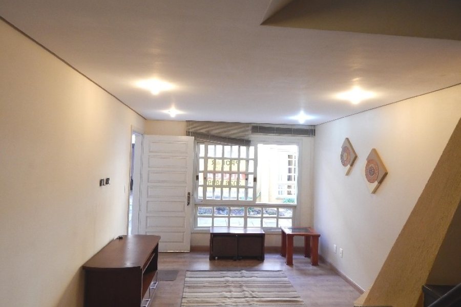 Sobrado com 110m², 3 dormitórios, 2 vagas, no bairro Nossa Senhora da Saúde em Caxias do Sul para Alugar ou Comprar