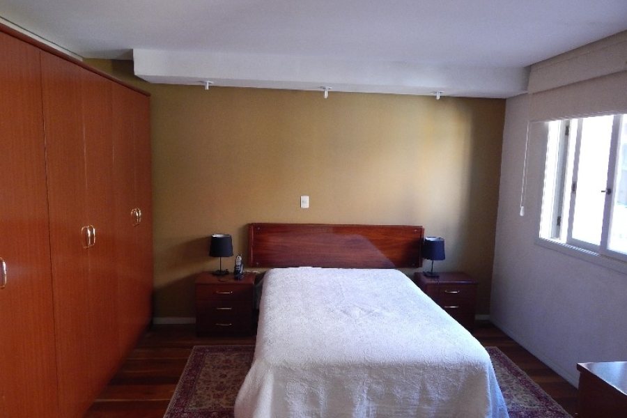 Sobrado com 110m², 3 dormitórios, 2 vagas, no bairro Nossa Senhora da Saúde em Caxias do Sul para Alugar ou Comprar