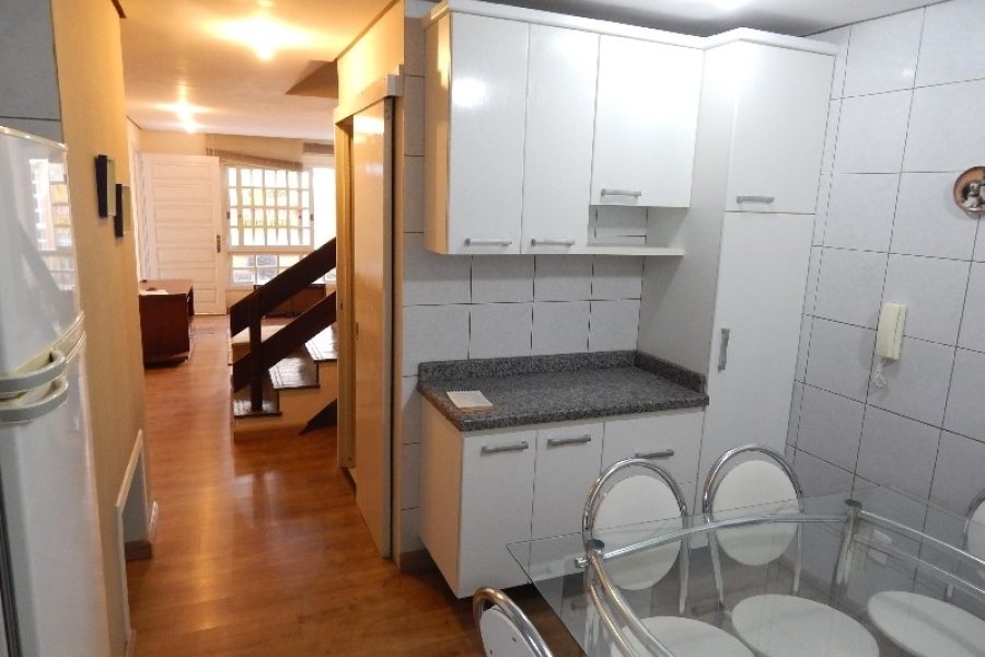 Sobrado com 110m², 3 dormitórios, 2 vagas, no bairro Nossa Senhora da Saúde em Caxias do Sul para Alugar ou Comprar