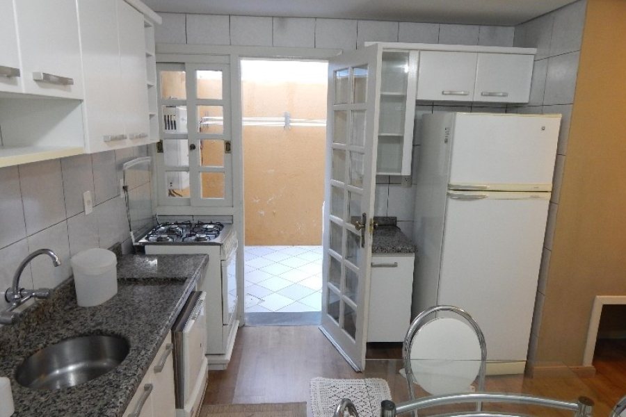 Sobrado com 110m², 3 dormitórios, 2 vagas, no bairro Nossa Senhora da Saúde em Caxias do Sul para Alugar ou Comprar