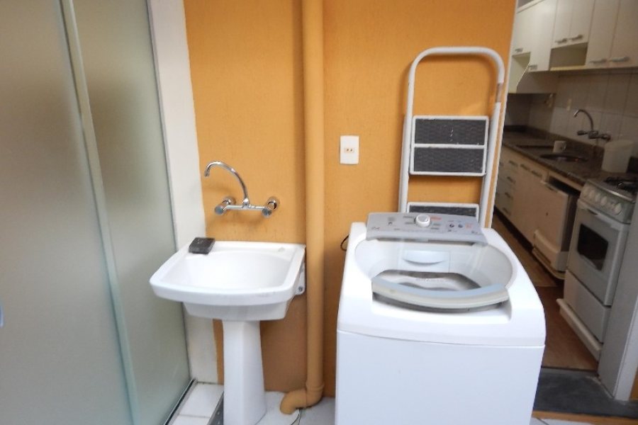 Sobrado com 110m², 3 dormitórios, 2 vagas, no bairro Nossa Senhora da Saúde em Caxias do Sul para Alugar ou Comprar