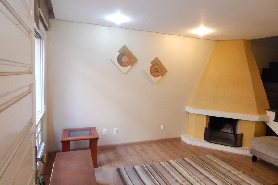 Sobrado com 110m², 3 dormitórios, 2 vagas, no bairro Nossa Senhora da Saúde em Caxias do Sul para Alugar ou Comprar