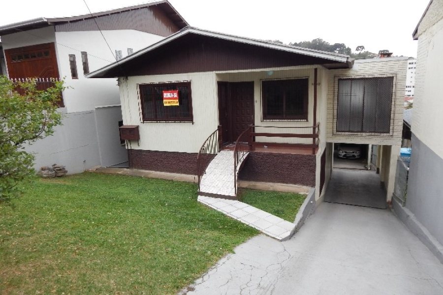 Casa com 63m², 5 dormitórios, 3 vagas, no bairro São José em Caxias do Sul para Comprar