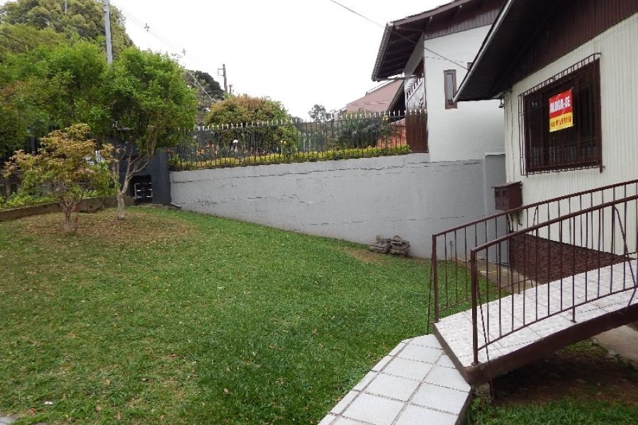 Casa com 63m², 5 dormitórios, 3 vagas, no bairro São José em Caxias do Sul para Comprar