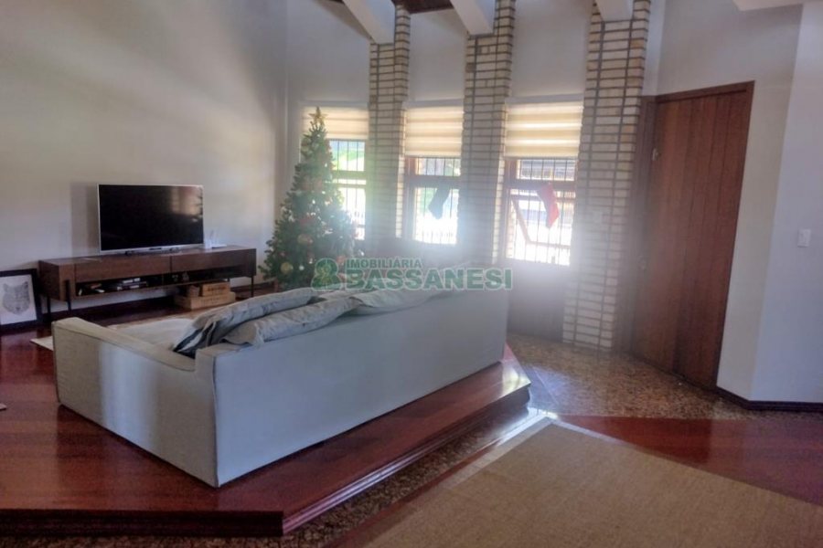 Casa com 892m², 7 dormitórios, 4 vagas, no bairro Petrópolis em Caxias do Sul para Alugar ou Comprar