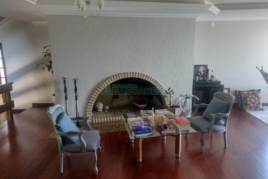 Casa com 892m², 7 dormitórios, 4 vagas, no bairro Petrópolis em Caxias do Sul para Alugar ou Comprar