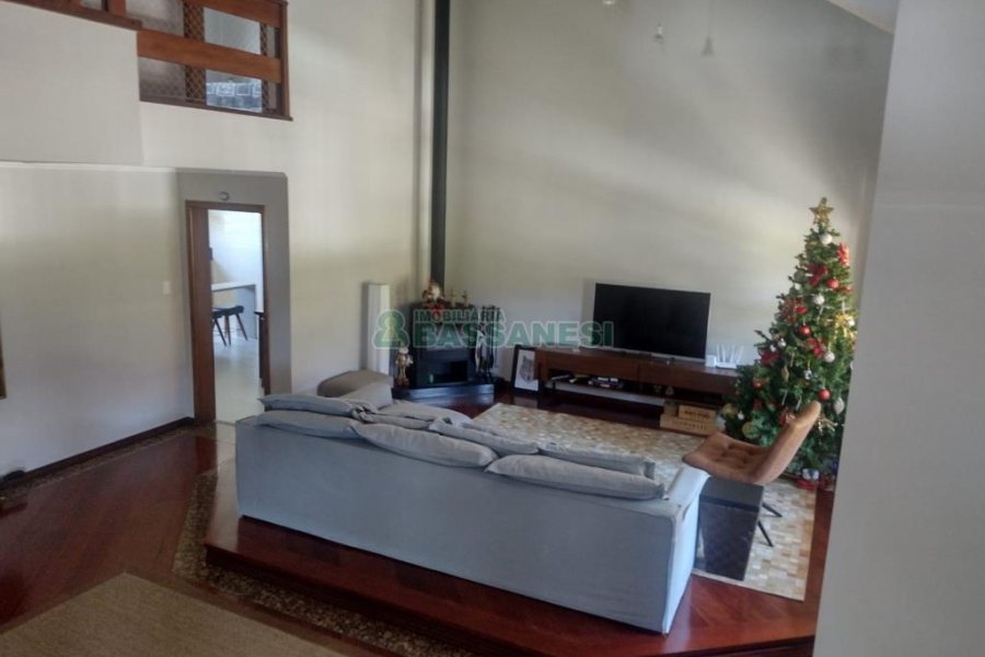 Casa com 892m², 7 dormitórios, 4 vagas, no bairro Petrópolis em Caxias do Sul para Alugar ou Comprar