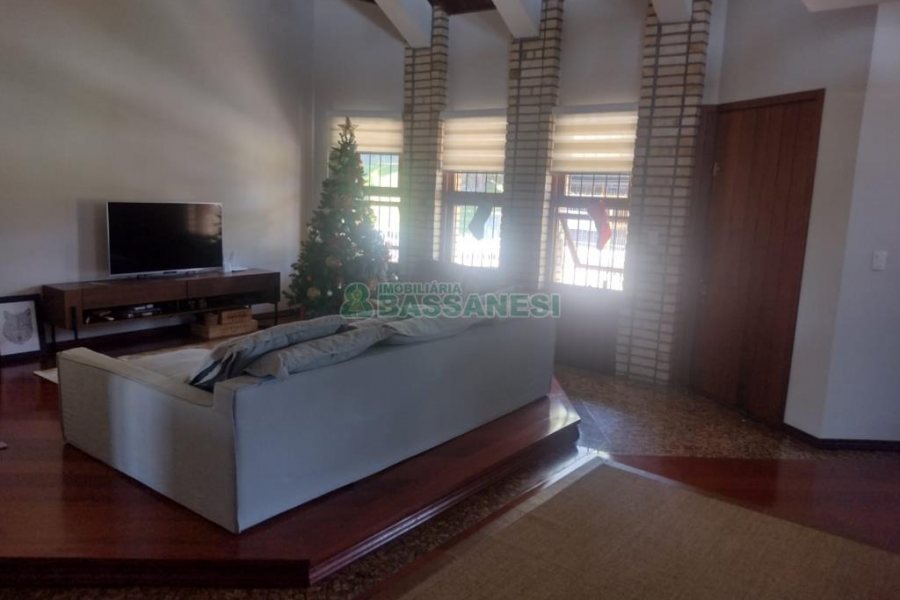 Casa com 892m², 7 dormitórios, 4 vagas, no bairro Petrópolis em Caxias do Sul para Alugar ou Comprar