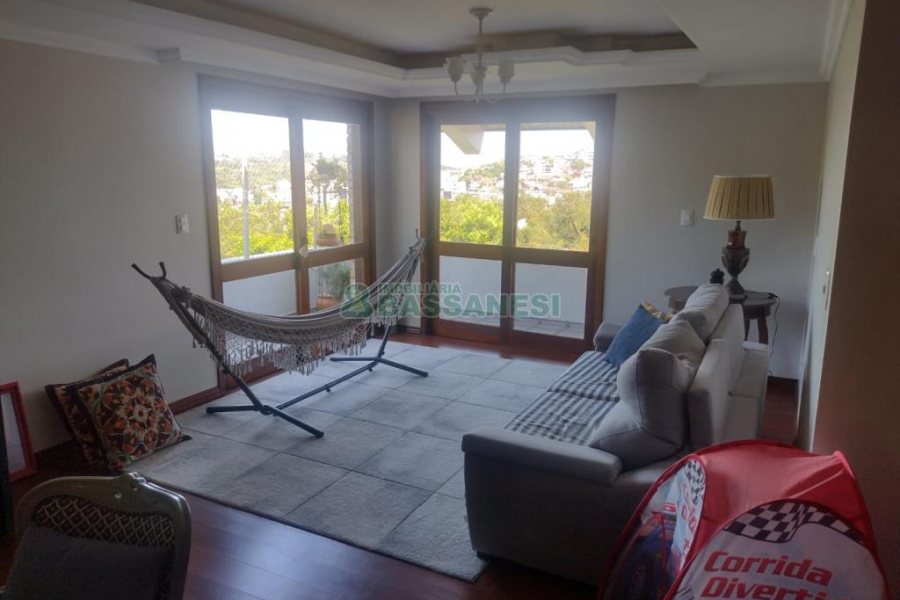 Casa com 892m², 7 dormitórios, 4 vagas, no bairro Petrópolis em Caxias do Sul para Alugar ou Comprar