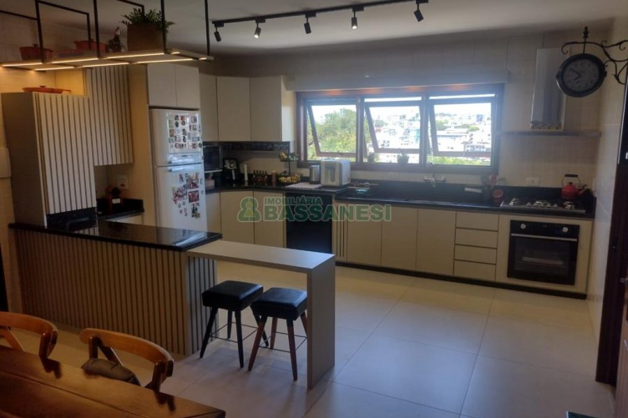 Casa com 892m², 7 dormitórios, 4 vagas, no bairro Petrópolis em Caxias do Sul para Alugar ou Comprar