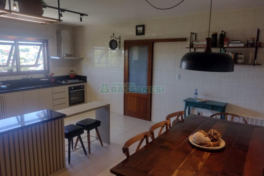 Casa com 892m², 7 dormitórios, 4 vagas, no bairro Petrópolis em Caxias do Sul para Alugar ou Comprar