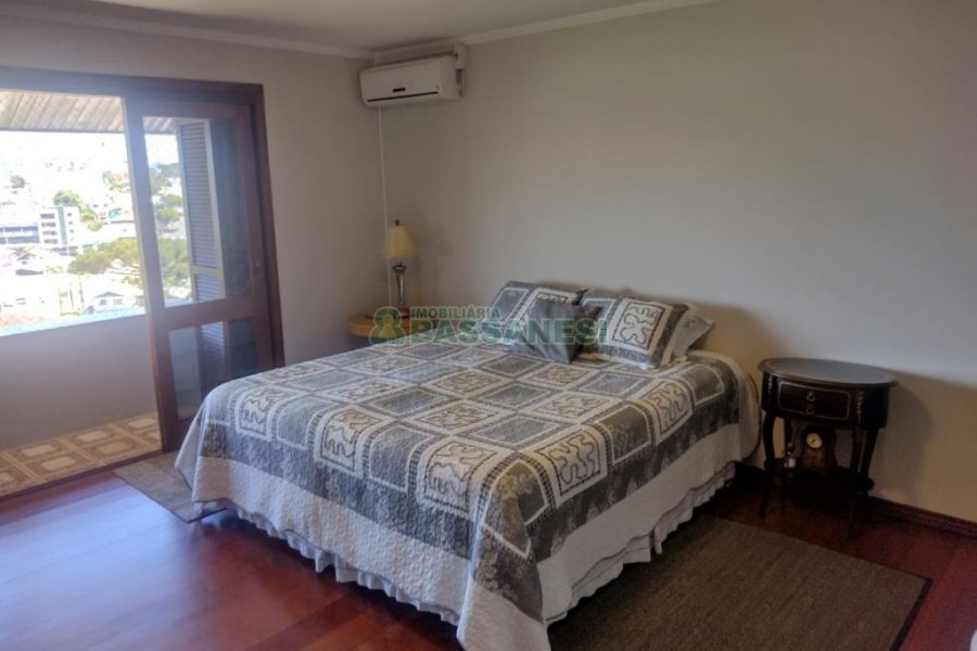 Casa com 892m², 7 dormitórios, 4 vagas, no bairro Petrópolis em Caxias do Sul para Alugar ou Comprar