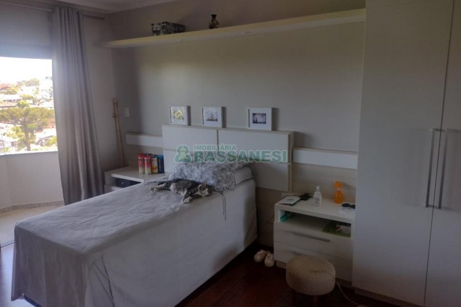 Casa com 892m², 7 dormitórios, 4 vagas, no bairro Petrópolis em Caxias do Sul para Alugar ou Comprar