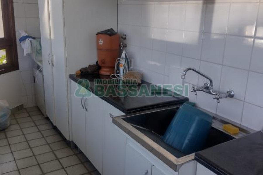 Casa com 892m², 7 dormitórios, 4 vagas, no bairro Petrópolis em Caxias do Sul para Alugar ou Comprar