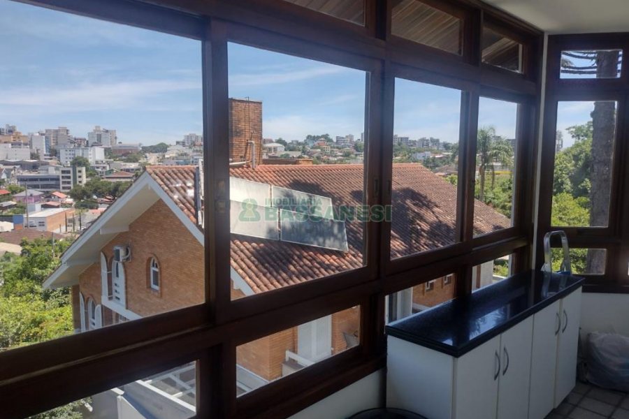 Casa com 892m², 7 dormitórios, 4 vagas, no bairro Petrópolis em Caxias do Sul para Alugar ou Comprar