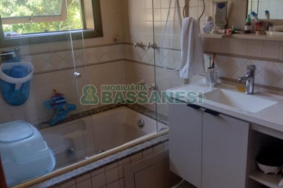 Casa com 892m², 7 dormitórios, 4 vagas, no bairro Petrópolis em Caxias do Sul para Alugar ou Comprar