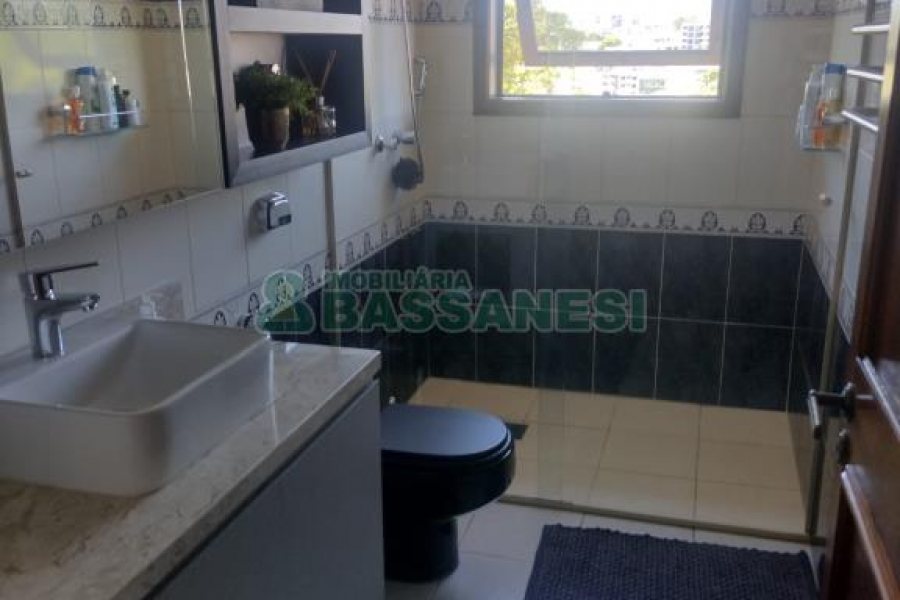 Casa com 892m², 7 dormitórios, 4 vagas, no bairro Petrópolis em Caxias do Sul para Alugar ou Comprar