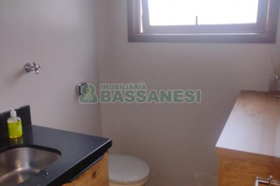 Casa com 892m², 7 dormitórios, 4 vagas, no bairro Petrópolis em Caxias do Sul para Alugar ou Comprar