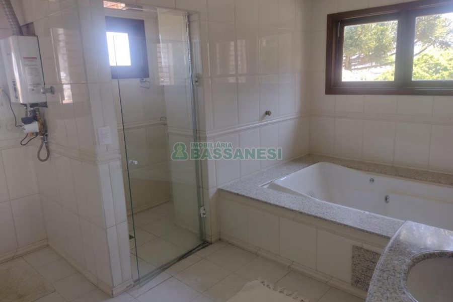 Casa com 892m², 7 dormitórios, 4 vagas, no bairro Petrópolis em Caxias do Sul para Alugar ou Comprar