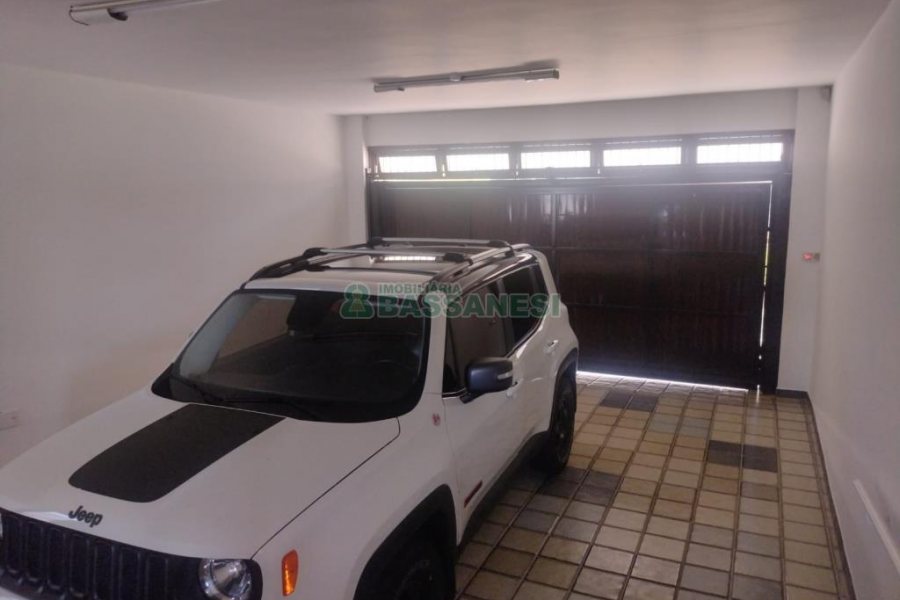 Casa com 892m², 7 dormitórios, 4 vagas, no bairro Petrópolis em Caxias do Sul para Alugar ou Comprar