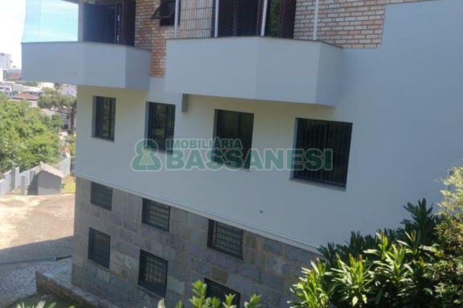 Casa com 892m², 7 dormitórios, 4 vagas, no bairro Petrópolis em Caxias do Sul para Alugar ou Comprar