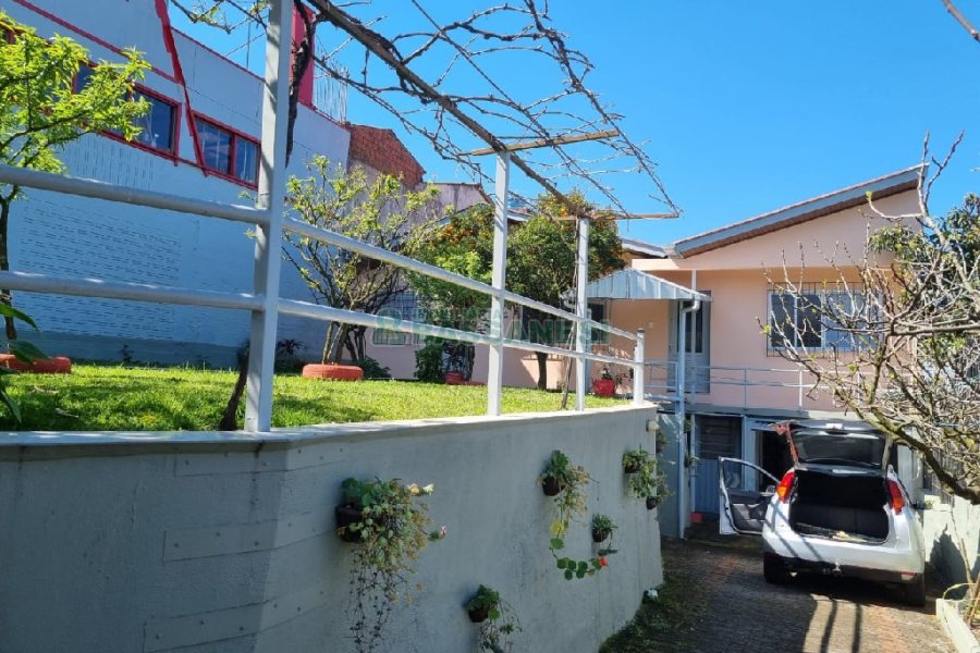 Casa com 172m², 3 dormitórios, no bairro Charqueadas em Caxias do Sul para Comprar
