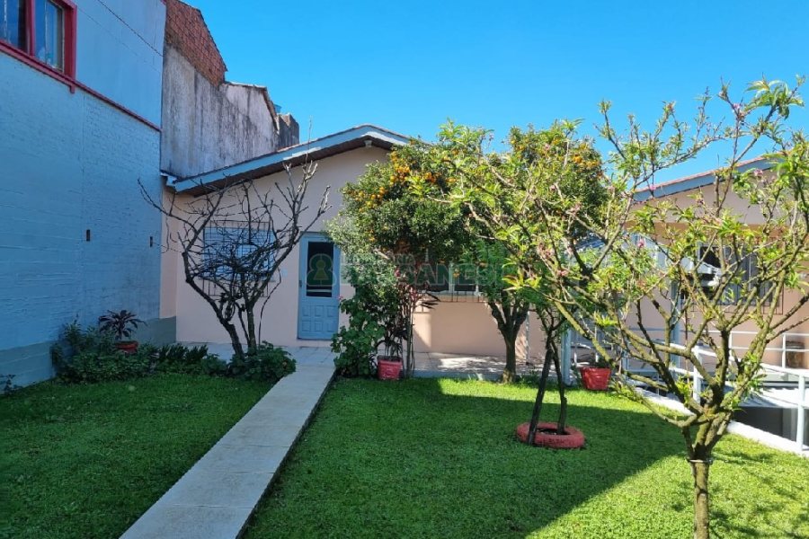 Casa com 172m², 3 dormitórios, no bairro Charqueadas em Caxias do Sul para Comprar