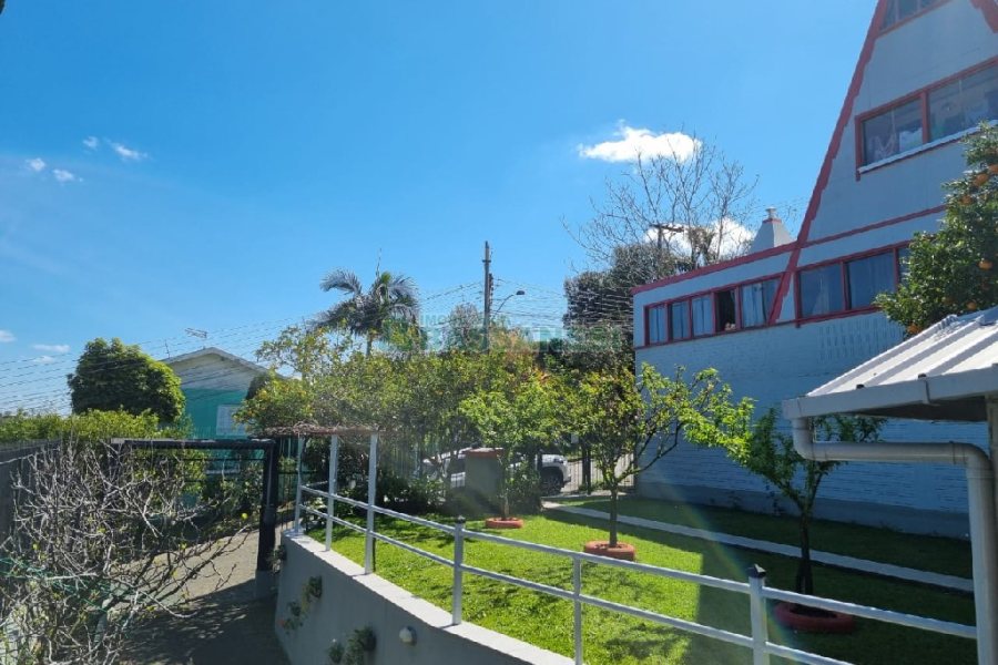 Casa com 172m², 3 dormitórios, no bairro Charqueadas em Caxias do Sul para Comprar