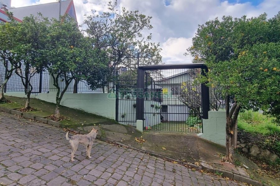 Casa com 172m², 3 dormitórios, 2 vagas, no bairro Charqueadas em Caxias do Sul para Comprar