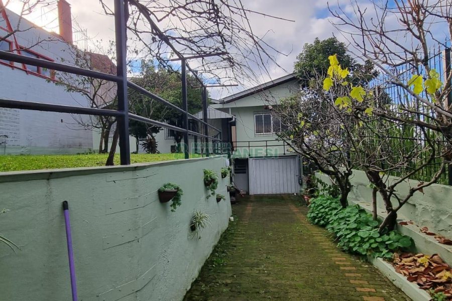 Casa com 172m², 3 dormitórios, 2 vagas, no bairro Charqueadas em Caxias do Sul para Comprar