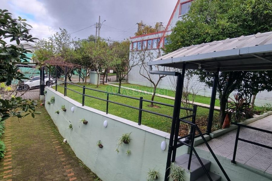 Casa com 172m², 3 dormitórios, 2 vagas, no bairro Charqueadas em Caxias do Sul para Comprar