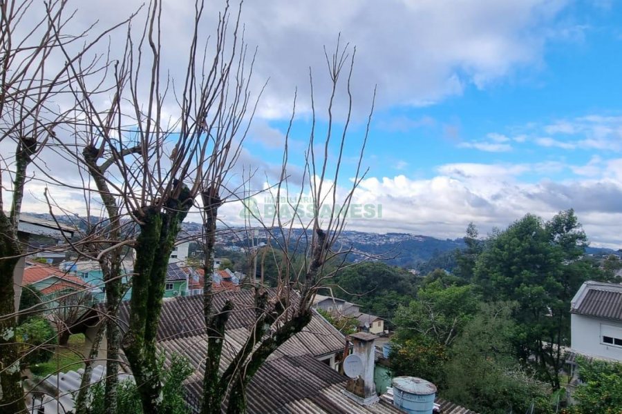 Casa com 172m², 3 dormitórios, 2 vagas, no bairro Charqueadas em Caxias do Sul para Comprar