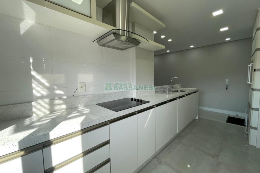 Apto Mobiliado com 85m², 2 dormitórios, 2 vagas, no bairro Panazzolo em Caxias do Sul para Comprar