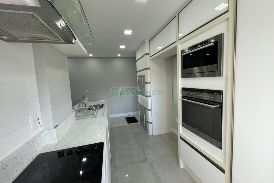 Apto Mobiliado com 85m², 2 dormitórios, 2 vagas, no bairro Panazzolo em Caxias do Sul para Comprar