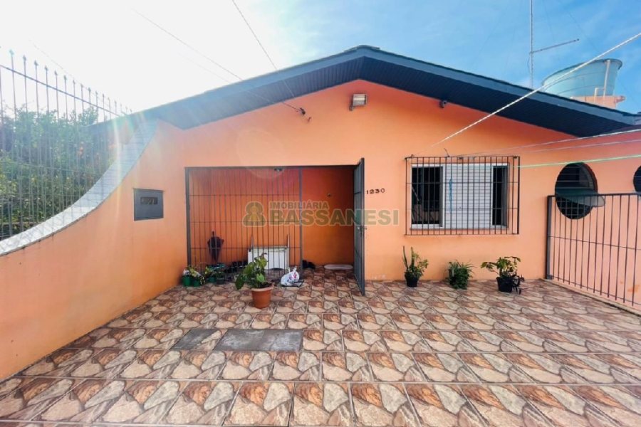 Casa com 219m², 6 dormitórios, 4 vagas, no bairro Panazzolo em Caxias do Sul para Comprar