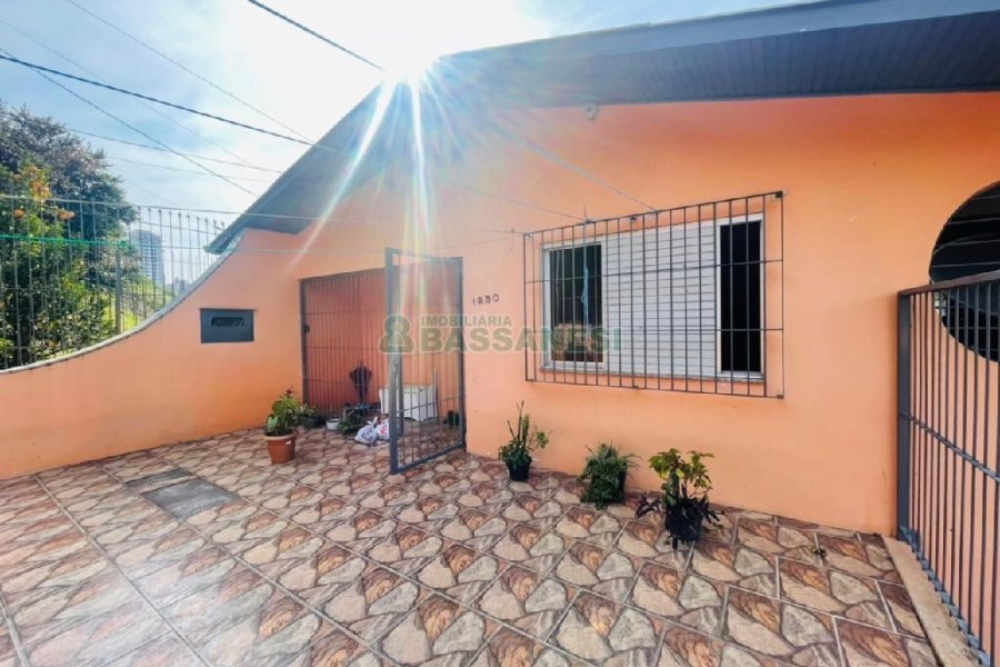 Casa com 219m², 6 dormitórios, 4 vagas, no bairro Panazzolo em Caxias do Sul para Comprar
