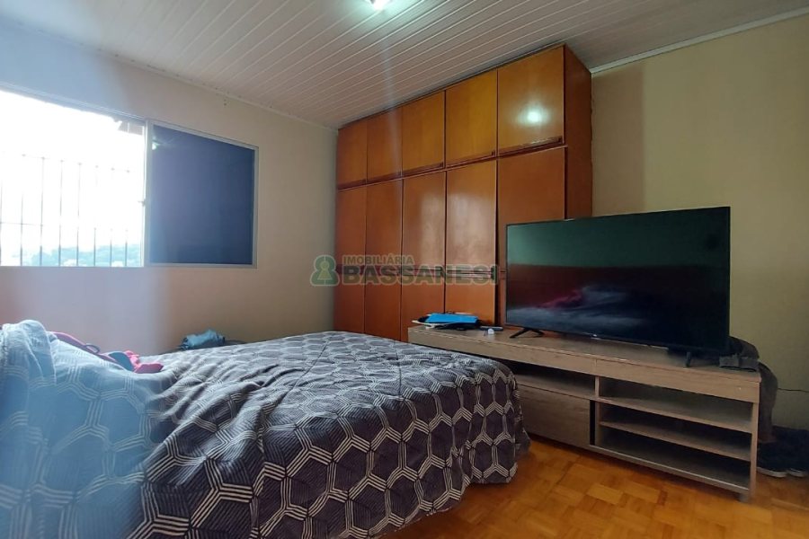 Casa com 219m², 6 dormitórios, 4 vagas, no bairro Panazzolo em Caxias do Sul para Comprar